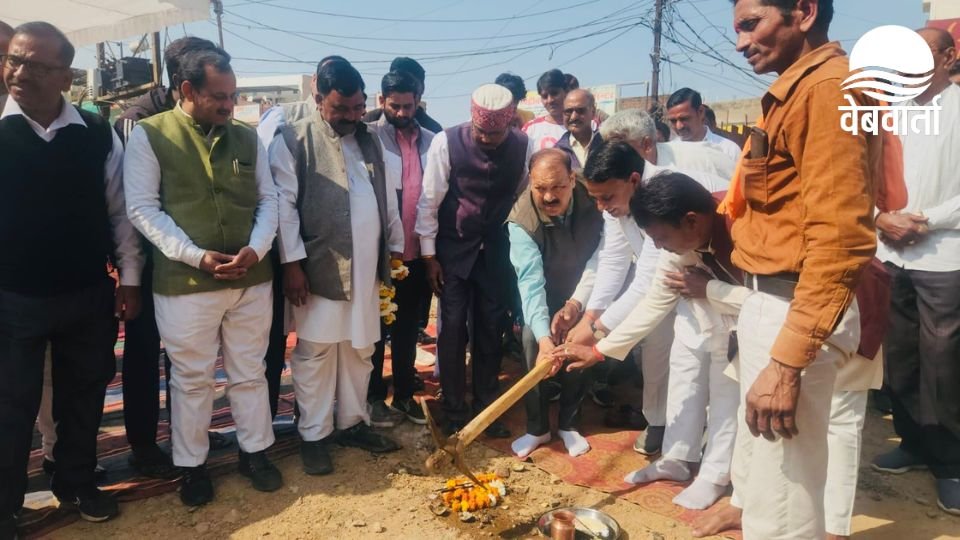 ग्वालियर के वार्ड 61 में सीसी रोड निर्माण का भूमिपूजन करते विधायक डॉ. सतीश सिकरवार