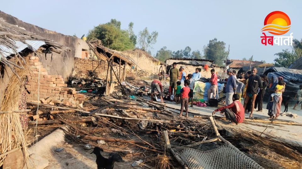 हरदोई के पहावा गांव में आग से जले मकानों का दृश्य