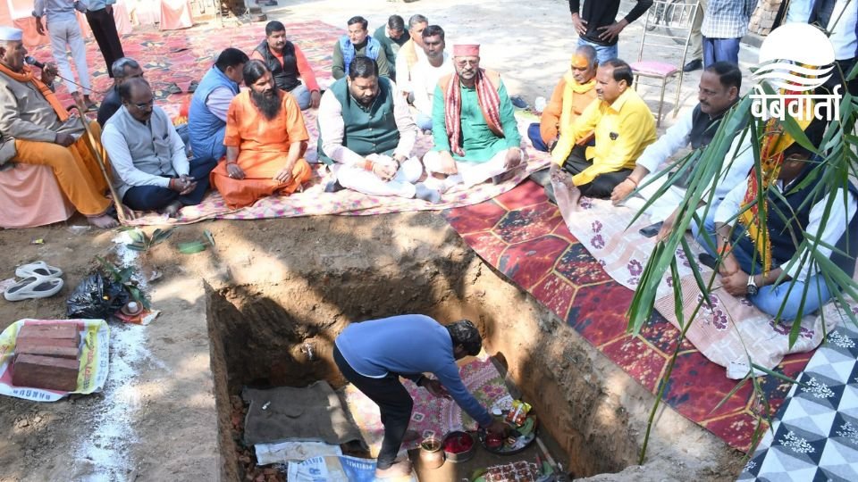 बलरामपुर के गेल्हापुर मंदिर में निर्माण कार्य का शिलान्यास कार्यक्रम