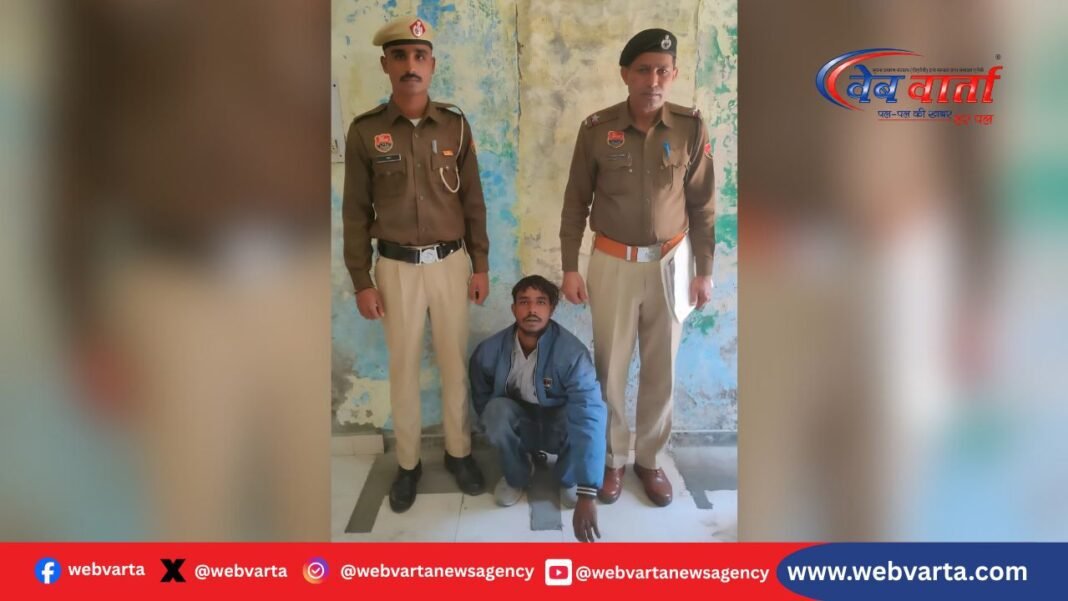 गोहाना में राशन डिपो चोरी के आरोपी को गिरफ्तार करती पुलिस