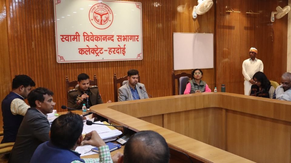 हरदोई में बोर्ड परीक्षा की तैयारियों को लेकर आयोजित बैठक