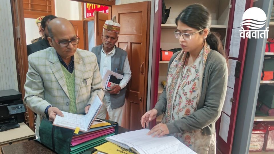 हरदोई में विकास खण्ड निरीक्षण करती मुख्य विकास अधिकारी सान्या छाबड़ा