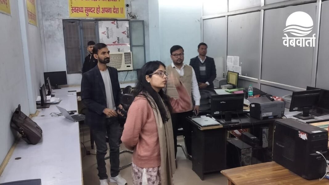हरदोई विकास भवन में सीडीओ द्वारा कार्यालयों का निरीक्षण