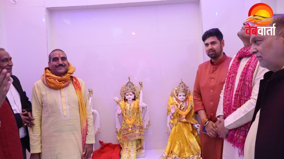 Hardoi Collectorate Temple Pran Pratishtha Ceremony हरदोई कलेक्ट्रेट मंदिर प्राण प्रतिष्ठा कार्यक्रम में DM अनुनय झा द्वारा प्रसाद वितरण