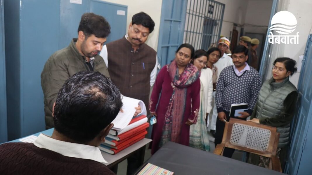 हरदोई कलेक्ट्रेट में जिलाधिकारी द्वारा औचक निरीक्षण