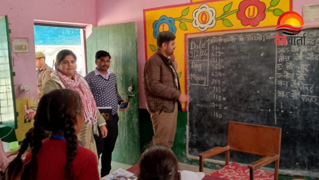 हरदोई में विद्यालय निरीक्षण के दौरान बच्चों से बातचीत करते जिलाधिकारी