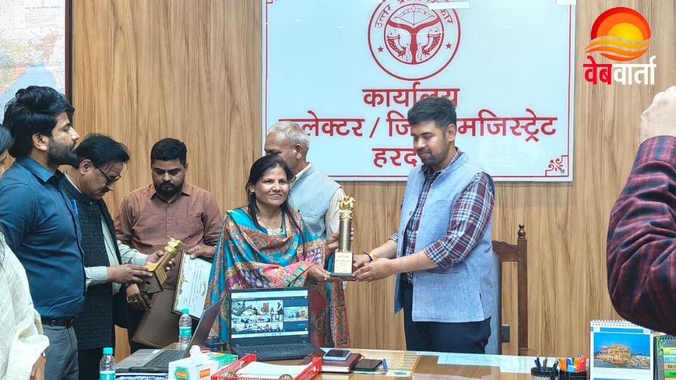 हरदोई के किसानों को औद्यानिकी प्रदर्शनी में पुरस्कार मिलने के बाद सम्मान समारोह