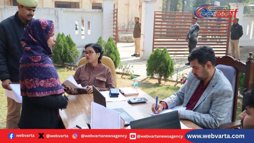 हरदोई कलेक्ट्रेट में आयोजित जन-सुनवाई के दौरान जिलाधिकारी