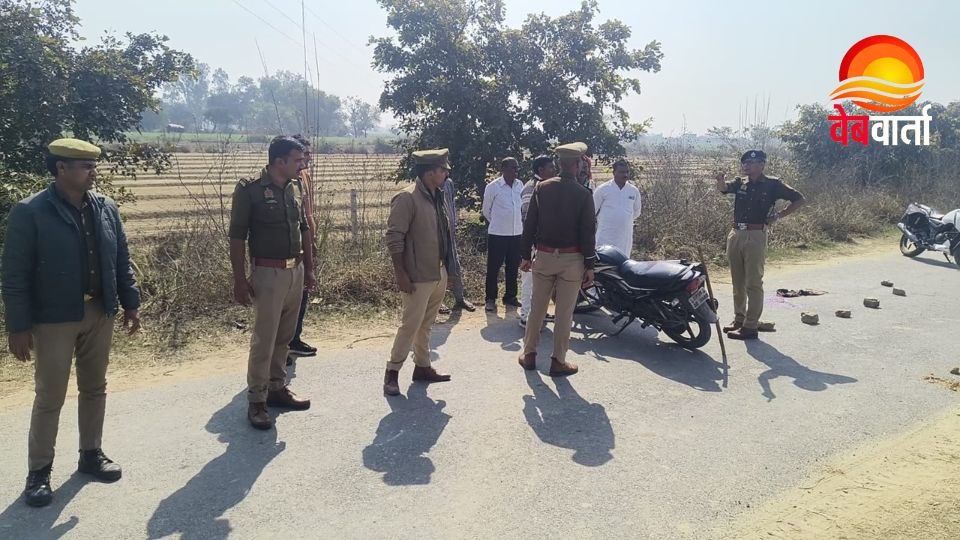 हरदोई में ससुर की हत्या के मामले की जांच करती पुलिस