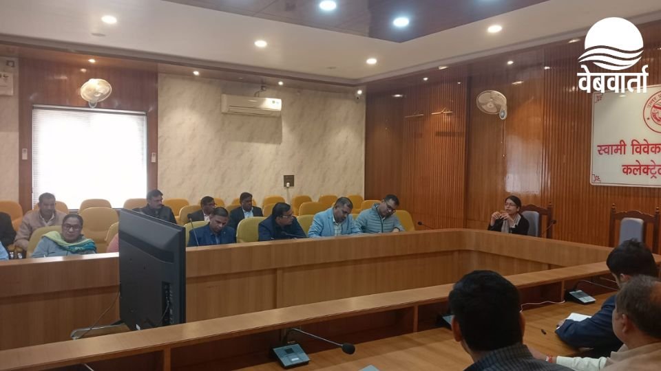 हरदोई में पोषण समिति की बैठक की अध्यक्षता करतीं मुख्य विकास अधिकारी