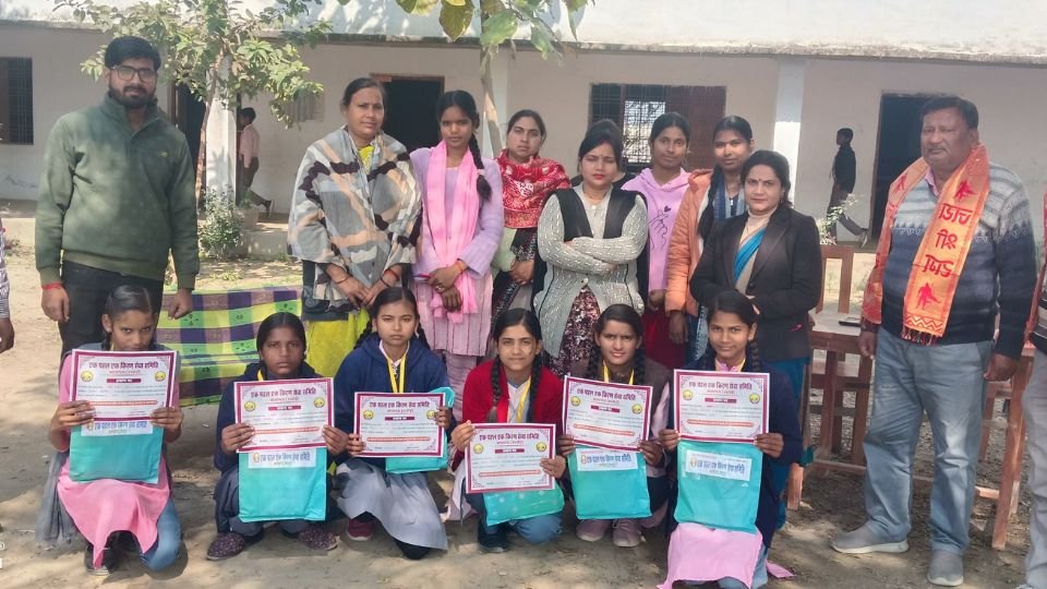 हरदोई में आयोजित चित्रकला प्रतियोगिता में भाग लेते बच्चे