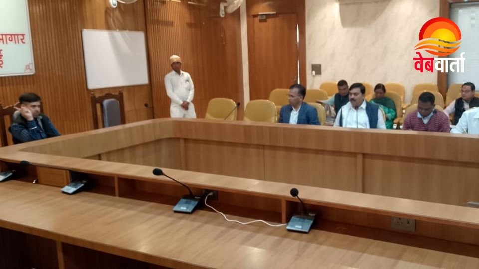 Hardoi Road Safety Meeting Chaired by DM हरदोई में सड़क सुरक्षा समिति की बैठक करते जिलाधिकारी