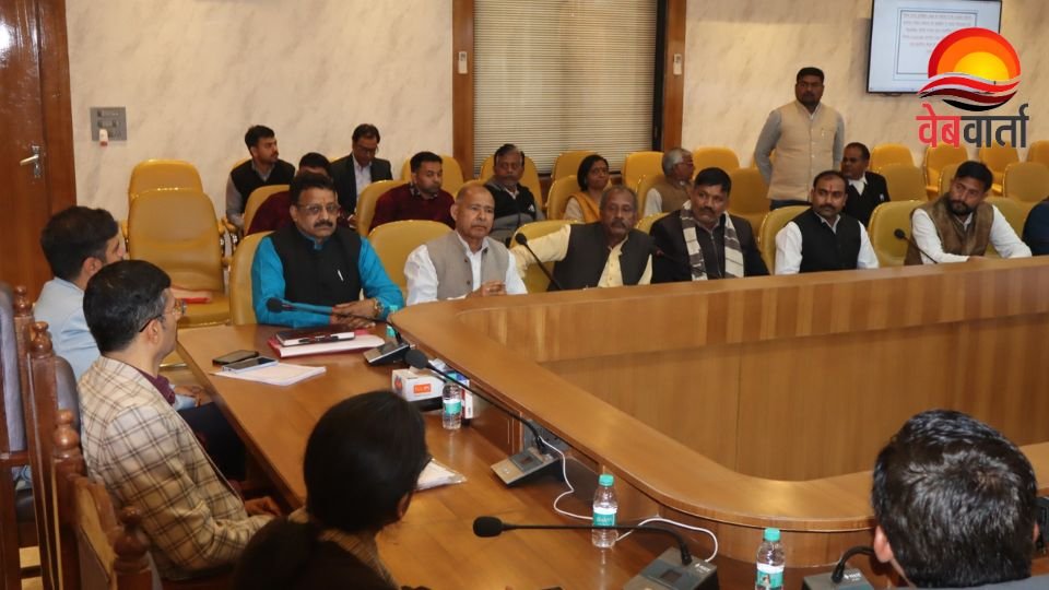 हरदोई में एसआईआर अभियान को लेकर राजनीतिक दलों के साथ बैठक