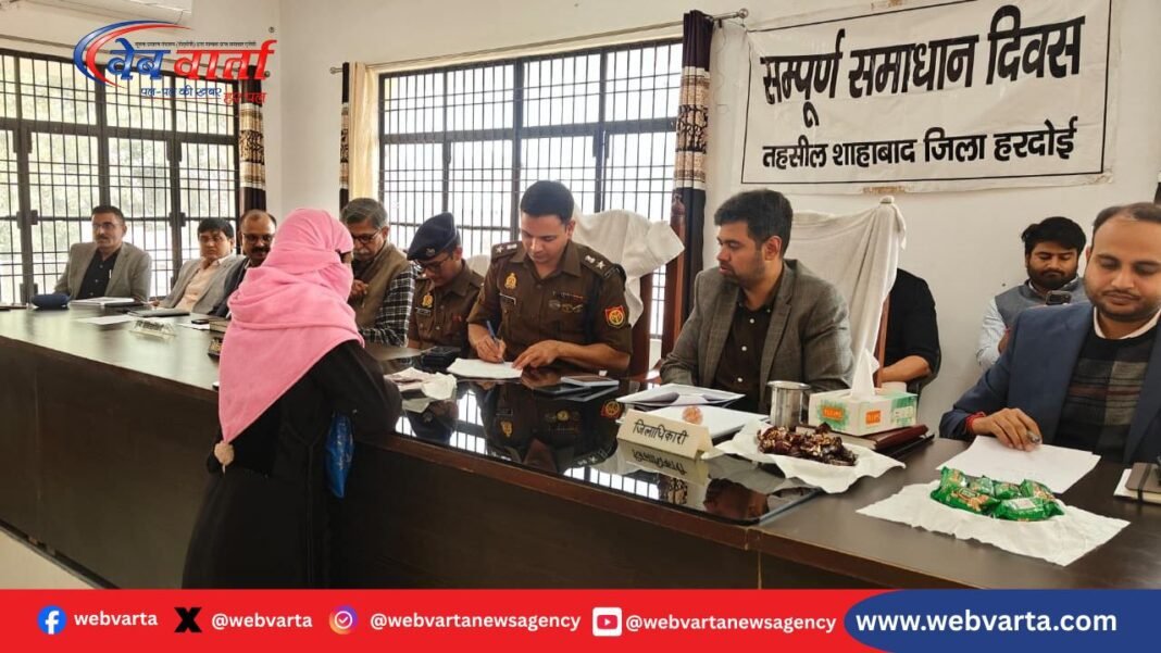 Hardoi Sampurn Samadhan Diwas Meeting हरदोई में सम्पूर्ण समाधान दिवस के दौरान अधिकारियों के साथ बैठक करते जिलाधिकारी
