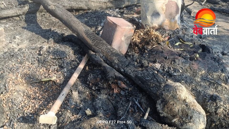 हेतमपुर गांव में आग से जली किसान रामवीर यादव की झोपड़ी