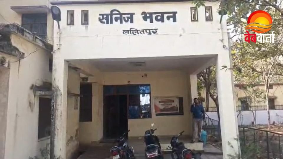 Illegal Mining Extortion Case Lalitpur Truck Driver Assault ललितपुर में अवैध खनन से जुड़ा ट्रक ड्राइवर मारपीट मामला