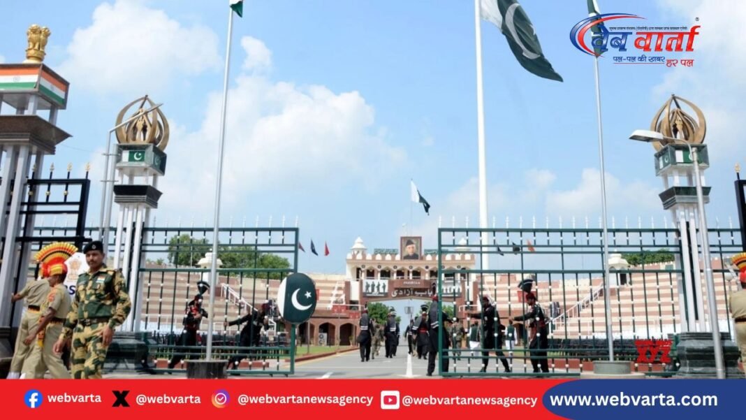 अटारी बॉर्डर पर पाकिस्तान से रिहा होकर लौटते भारतीय नागरिक