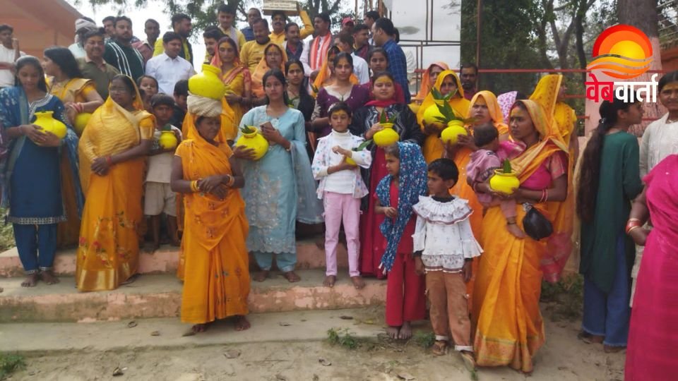 डुमरियागंज में श्रीमद्भागवत कथा से पहले निकली कलश यात्रा