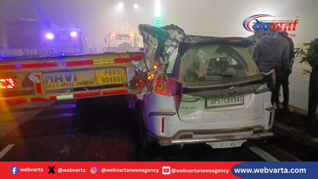 Kushinagar NH28 Road Accident 2026 कुशीनगर एनएच-28 पर कार और ट्रेलर की टक्कर के बाद क्षतिग्रस्त वाहन