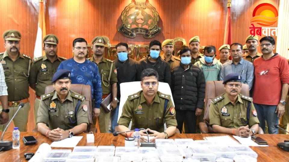 कुशीनगर लूट कांड में गिरफ्तार आरोपी और बरामद माल