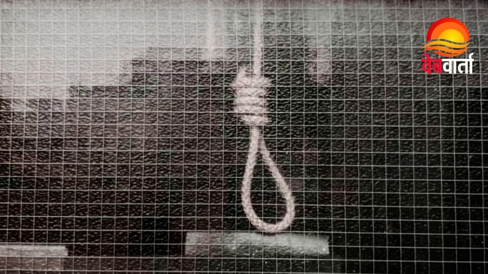 कुशीनगर में आत्महत्या मामले की जांच करती पुलिस