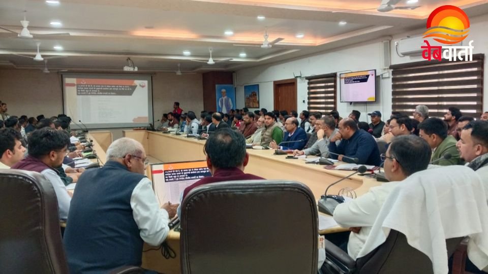 ललितपुर में शिकायत निस्तारण को लेकर डीएम सत्यप्रकाश की समीक्षा बैठक