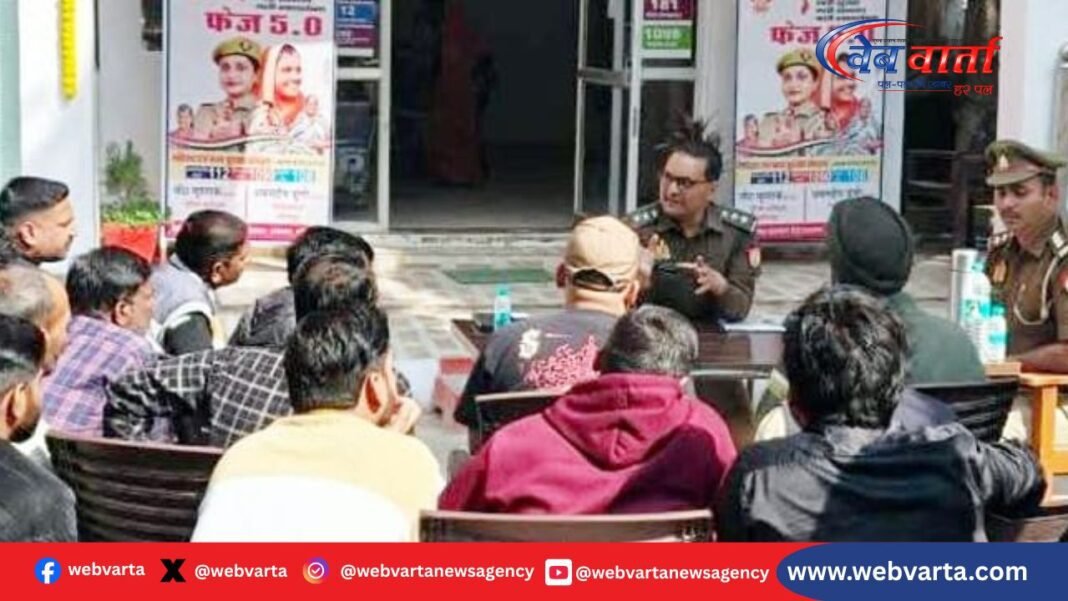 ललितपुर में डीजे संचालकों के साथ बैठक करते सीओ सदर