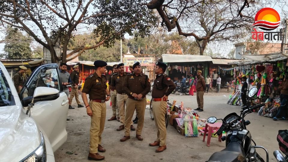 हरदोई में सकाहा मंदिर की सुरक्षा व्यवस्था का निरीक्षण करते पुलिस अधिकारी