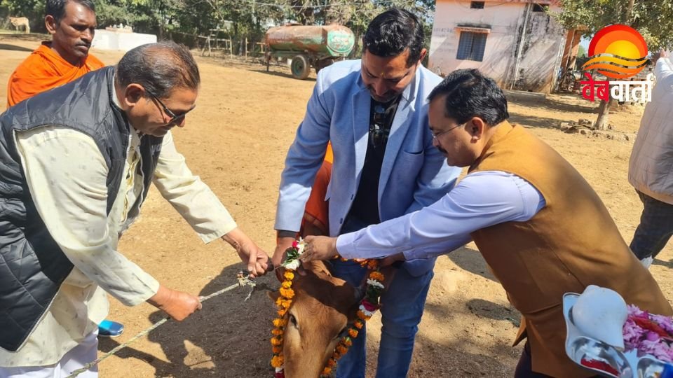 कल्याणपुरा गौशाला में नंदी पूजन करते सीडीओ शेषनाथ चौहान