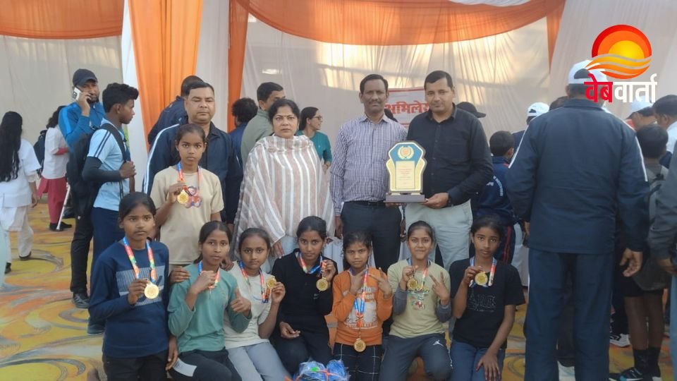 कछौना नारायण देव विद्यालय की कबड्डी टीम पदक जीतते हुए