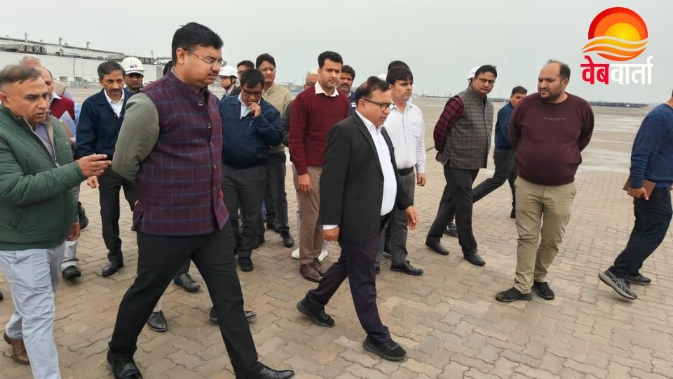 खरखौदा में मारुति प्लांट उद्घाटन की तैयारियों की समीक्षा करते अधिकारी