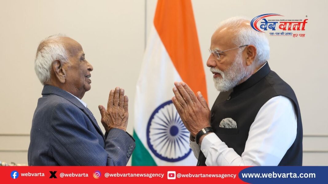 मलेशिया में INA के पूर्व सिपाहियों से मिलते प्रधानमंत्री नरेंद्र मोदी