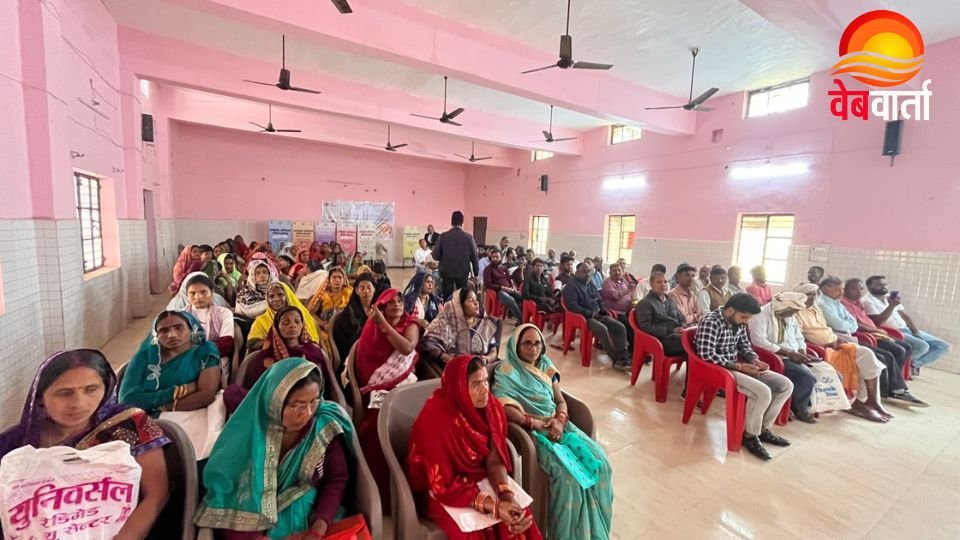 देवरिया में प्रधानमंत्री विश्वकर्मा योजना जागरूकता कार्यक्रम में शामिल कारीगर