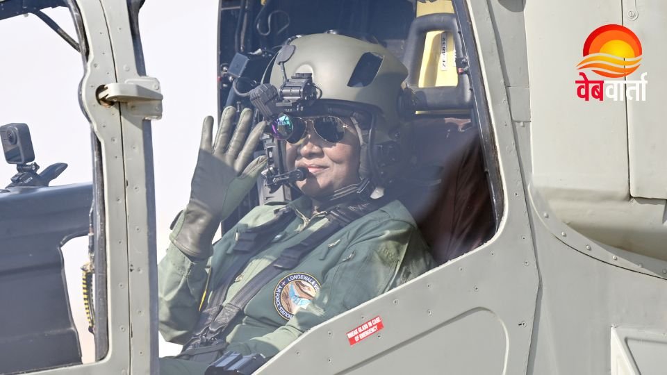 राष्ट्रपति द्रौपदी मुर्मु स्वदेशी प्रचंड उड़ान के दौरान जैसलमेर में