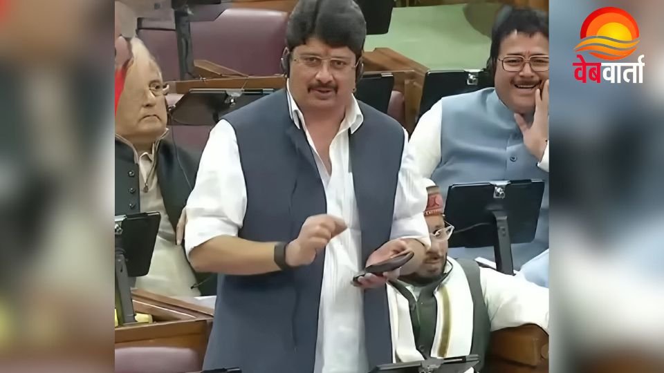 उत्तर प्रदेश विधानसभा में भाषण देते कुंडा विधायक राजा भैया