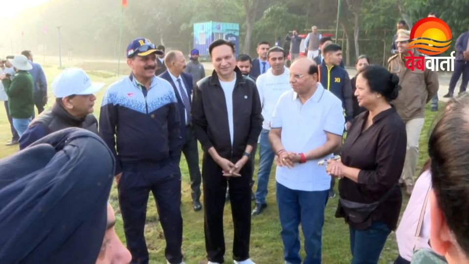 रजत शर्मा दिल्ली एलजी के साथ असिता घाट पर यमुना ग्रीन डेवलपमेंट का निरीक्षण करते हुए