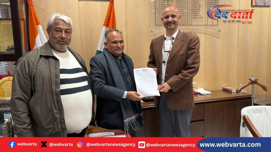 सोनीपत के रेल यात्रियों की समस्याओं को लेकर डीआरएम से मिलते राजीव जैन