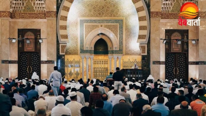 Ramadan Spiritual Message Editorial India 2026 रमज़ान के पवित्र महीने में इबादत और रोज़ा करते लोग