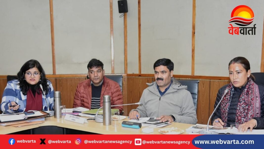 अल्मोड़ा में विकास कार्यों की समीक्षा करती कैबिनेट मंत्री रेखा आर्या