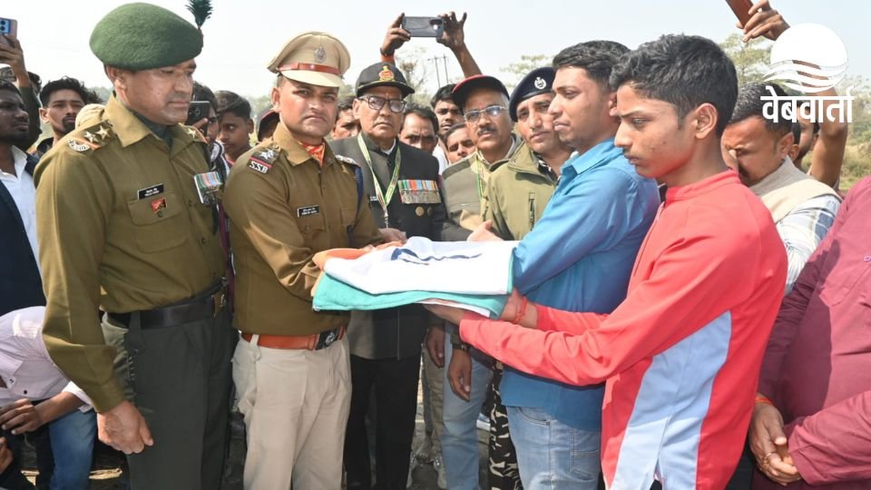 कुशीनगर में राइफलमैन ओमप्रकाश गुप्ता का सैनिक सम्मान के साथ अंतिम संस्कार