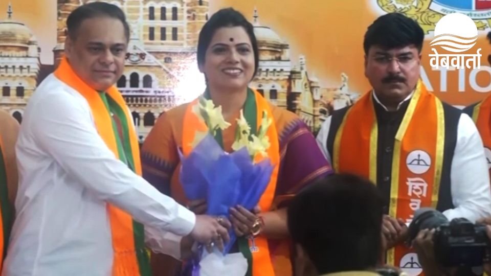 मुंबई की नई महापौर रितु तावड़े का बीएमसी में कार्यभार संभालते दृश्य