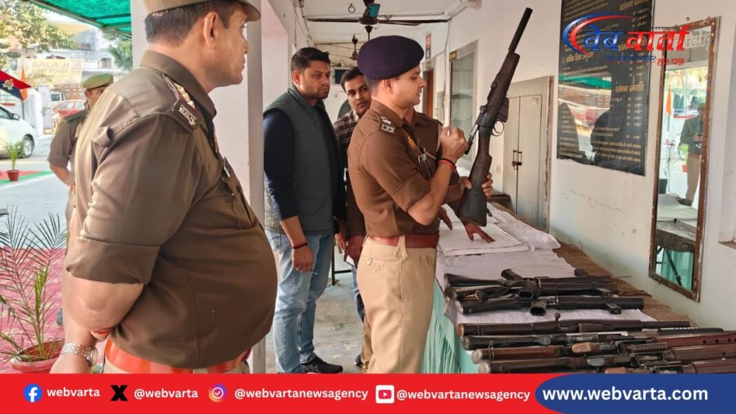 हरदोई में कोतवाली शहर का निरीक्षण करते पुलिस अधीक्षक