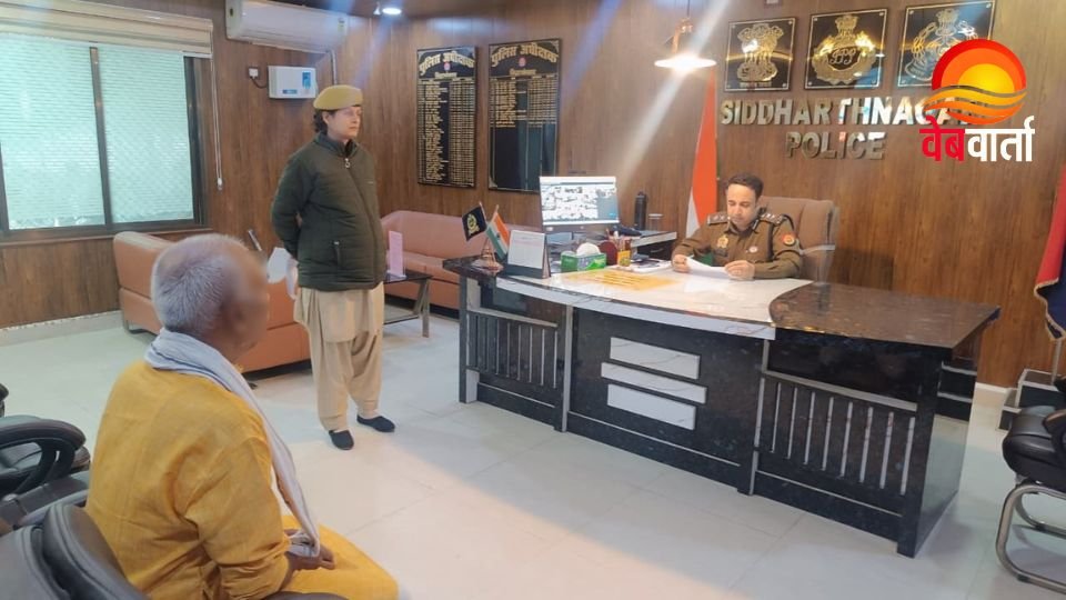 सिद्धार्थनगर में जनता दर्शन के दौरान फरियादियों से बातचीत करते एसएसपी