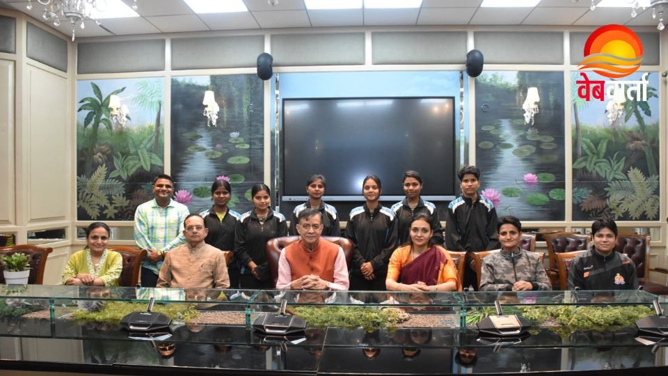 लखनऊ में विधानसभा अध्यक्ष सतीश महाना से मुलाकात करते साहसी बालिका संस्था का प्रतिनिधिमंडल