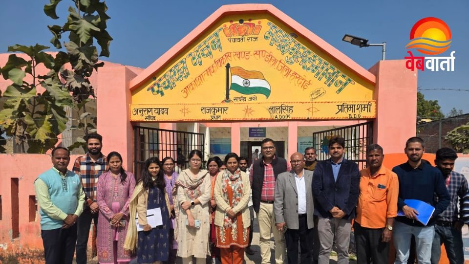 संडीला में योजनाओं का निरीक्षण करती अधिकारी