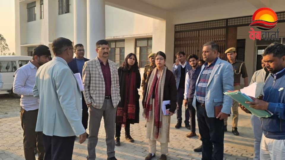 संडीला में निर्माणाधीन आईटीआई का निरीक्षण करते मंडलायुक्त