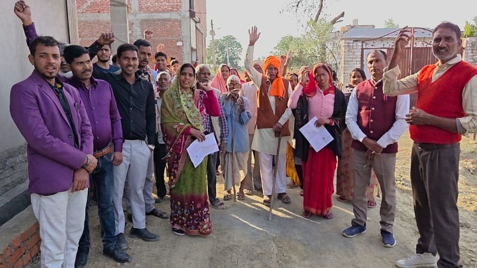 संडीला के मलकाना वार्ड में सड़क चौड़ाई को लेकर विरोध प्रदर्शन