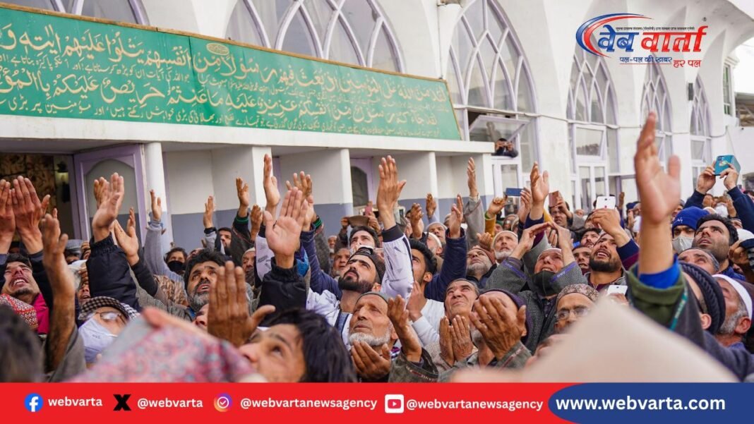 Shab-e-Barat Celebration in India शब-ए-बारात पर इबादत करते लोग