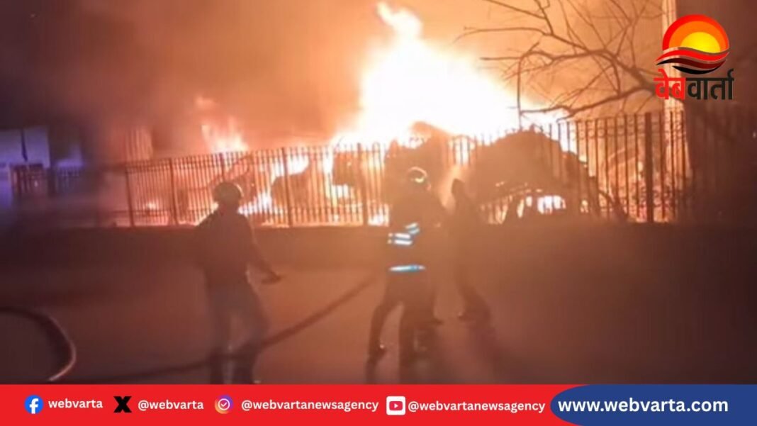 Shahdara Garbage Dump Fire Delhi शाहदरा में कूड़े के ढेर में लगी आग से जले वाहन