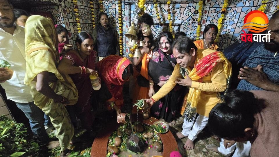 महाशिवरात्रि पर पचपेड़वा के शिवगढ़ धाम मंदिर में सजी सजावट और जलाभिषेक करते श्रद्धालु